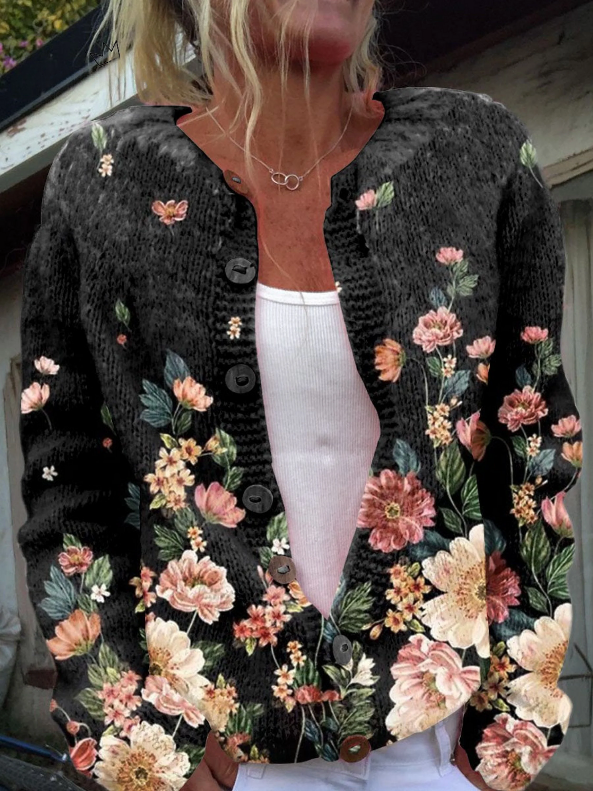 Kivara™ cardigan vintage fleuri noir, boutons et encolure V, broderies florales.
