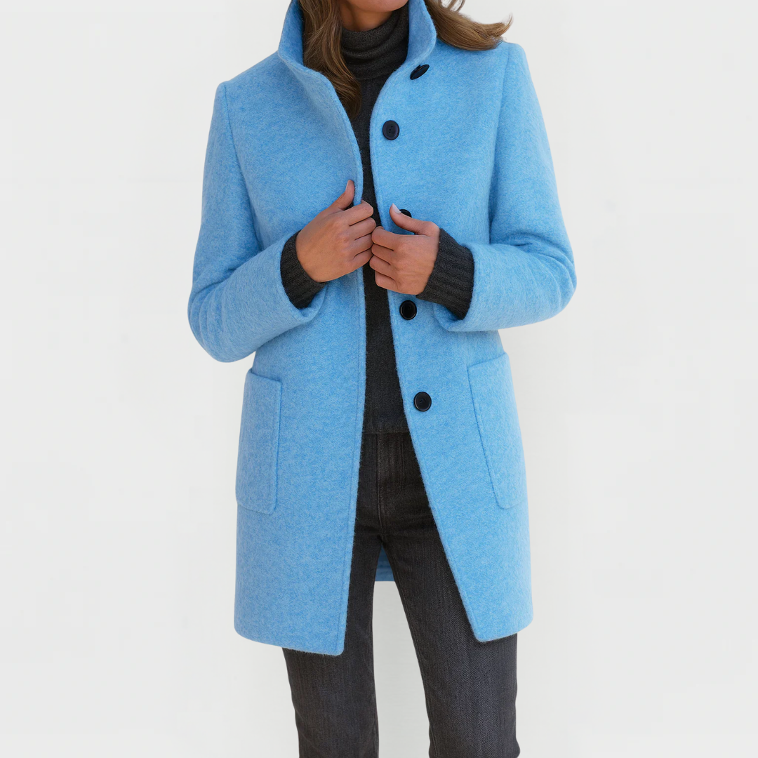 Manteau mi-long en laine bleu clair à boutons, col montant et poches plaquées