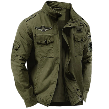 Veste militaire structurée kaki, col montant, poches boutonnées, écusson poitrine.