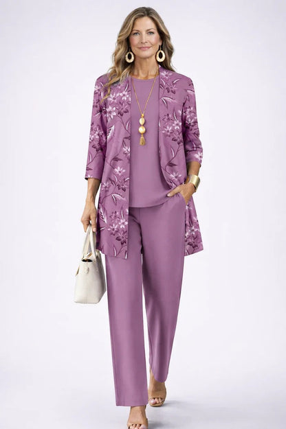 Ensemble trois pièces violet: veste imprimée, top uni et pantalon assorti.