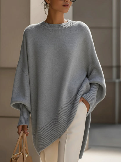 Pull ample à coupe fluide gris clair, maille douce, col rond, emmanchures décalées, ourlet côtelé