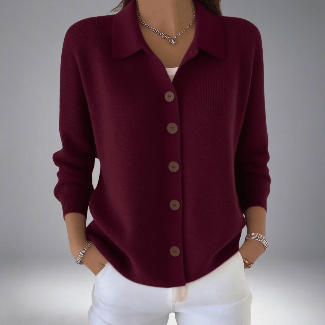 Cardigan bordeaux en maille fine à boutons, col chemise, manches trois-quarts.