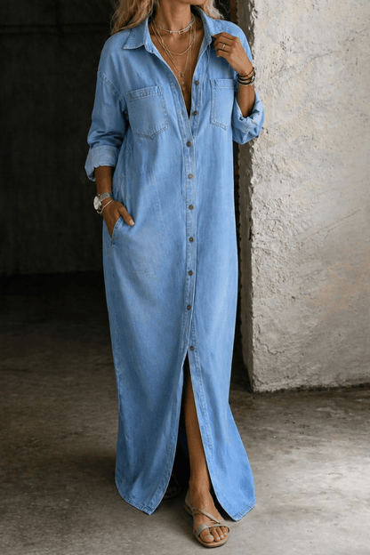 Robe longue boutonnée en denim bleu clair, col chemise, poches poitrine et fente.