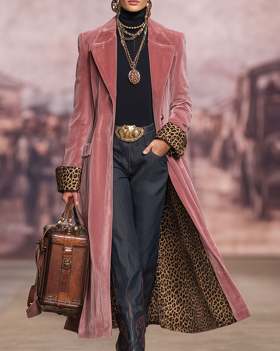 Manteau long rose poudré à coupe tailleur, col revers et devant ouvert.