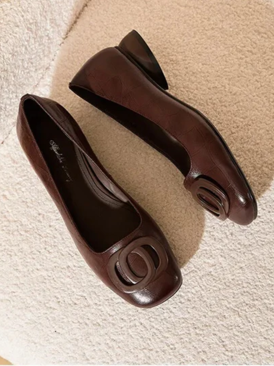 Ballerines en cuir marron à bout carré, paire vue de dessus, décor circulaire.