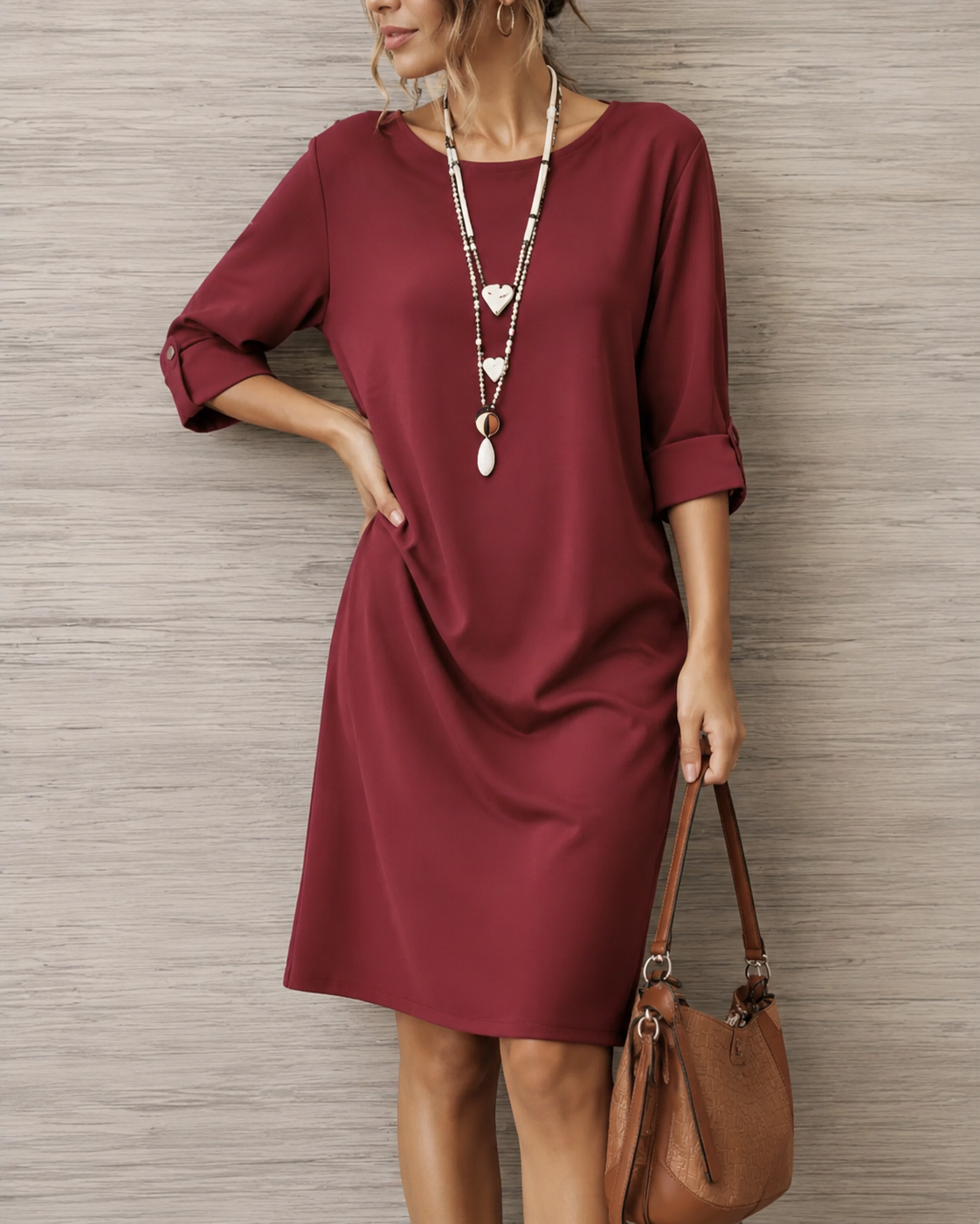 Robe midi fluide bordeaux à manches trois-quarts, col rond, coupe ample.