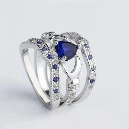 Bague argentée sertie d’une pierre bleue centrale et de pierres bleu pavées