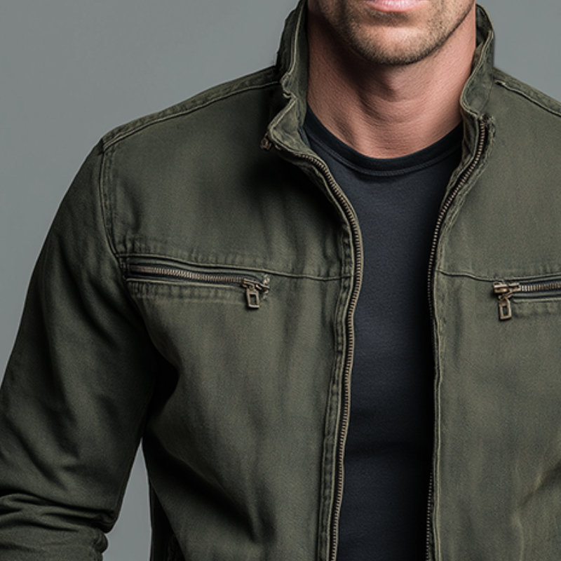 Veste vintage verte gros plan, col montant et zips aux poches poitrine