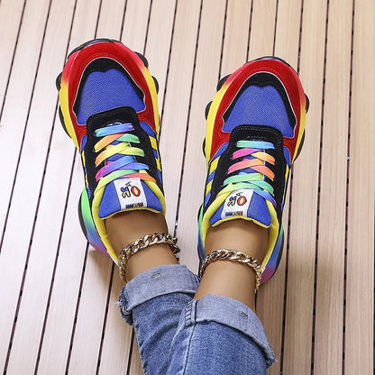 Baskets colorées à lacets multicolores, semelle épaisse et chaînette à la cheville