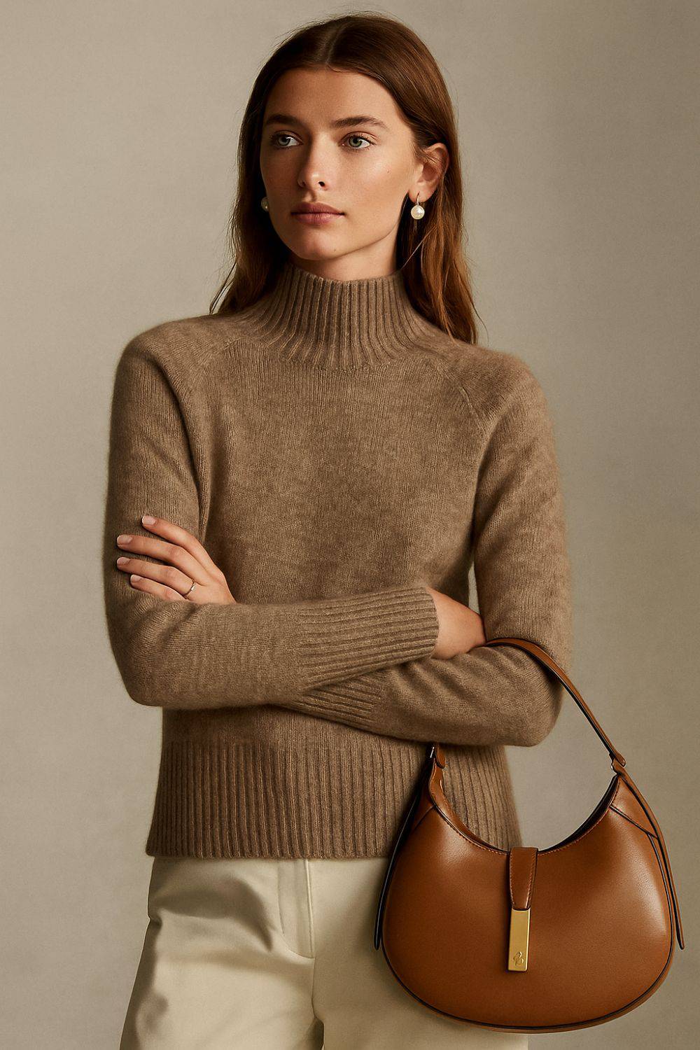 Pull en cachemire à col roulé, marron, manches longues et taille côtelée.