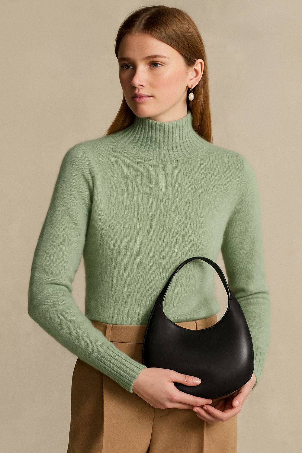 Pull en cachemire à col roulé, vert clair, manches longues et finitions côtelées.