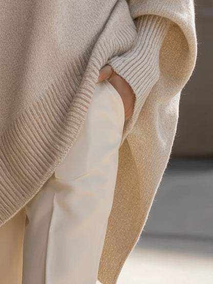 Pull ample à coupe fluide beige, détail de la maille côtelée et ourlet, porté avec pantalon clair