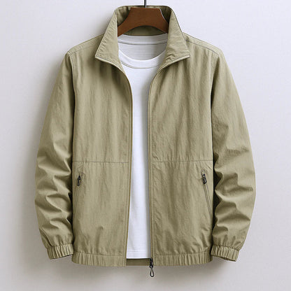 Veste légère d’été kaki claire, fermeture zippée, col chemise, poches zippées.