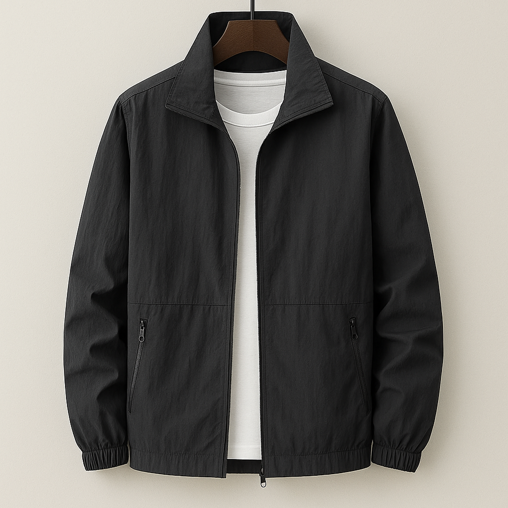 Veste légère d’été noire, fermeture zippée, col chemise, poches zippées, ourlet resserré.