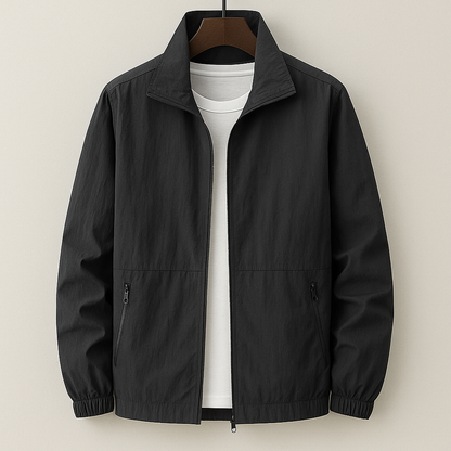 Veste légère d’été noire, fermeture zippée, col chemise, poches zippées, ourlet resserré.