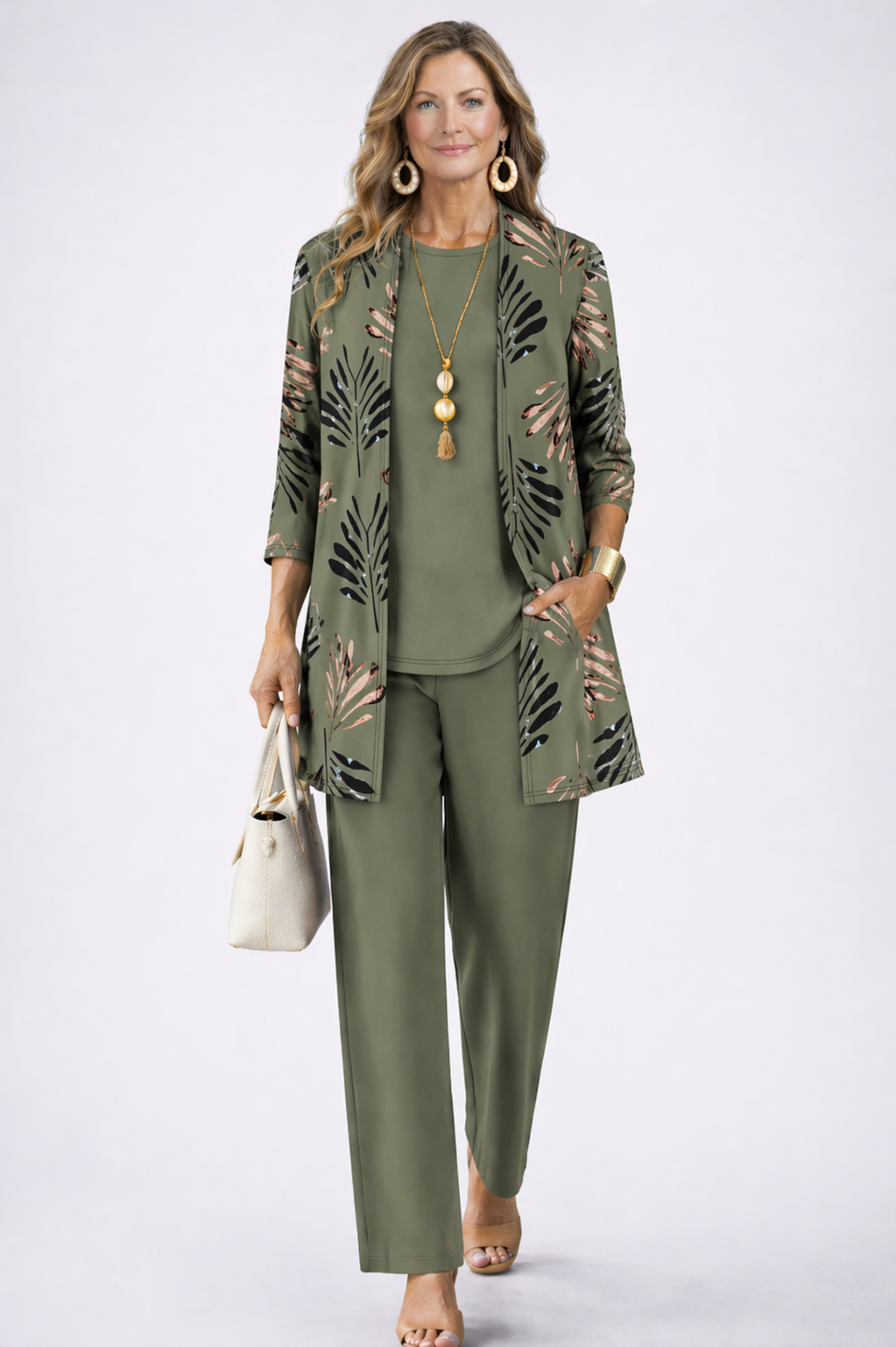 Ensemble trois pièces vert olive: veste à imprimé feuillage, top et pantalon assortis.