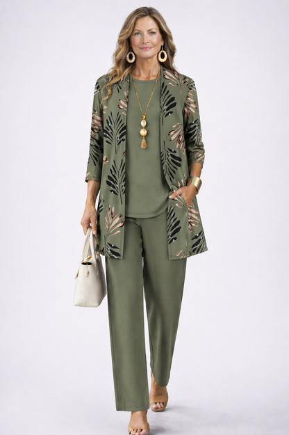Ensemble trois pièces vert olive: veste à imprimé feuillage, top et pantalon assortis.