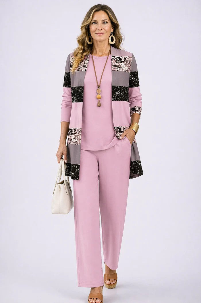 Ensemble trois pièces rose poudré: veste patchwork, top uni et pantalon assorti.