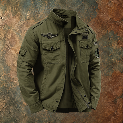 Veste militaire structurée vert olive, col montant, poches boutonnées, écusson et patch bras.