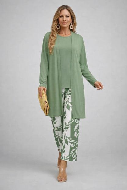 Ensemble 3 pièces : veste longue vert olive et pantalon à motifs feuillage, avec haut assorti.