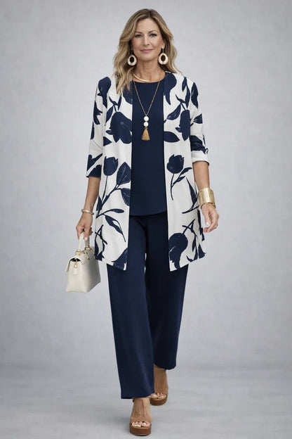 Ensemble trois pièces bleu nuit: veste imprimée, top bleu uni et pantalon assorti.