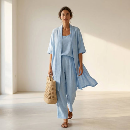 Ensemble en lin bleu clair : veste kimono, pantalon fluide et haut coordonné à bretelles