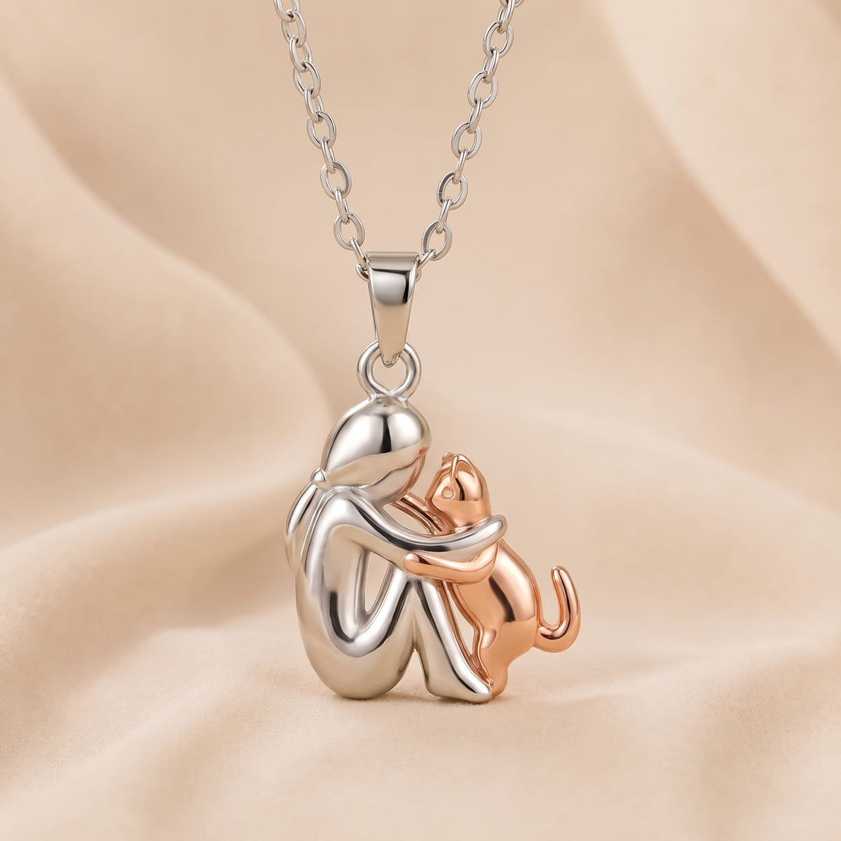 Collier avec pendentif chat enlaçant, figurine argent, rose et orangé, chaîne à maillons.