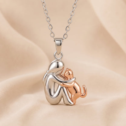 Collier avec pendentif chat enlaçant, figurine argent, rose et orangé, chaîne à maillons.