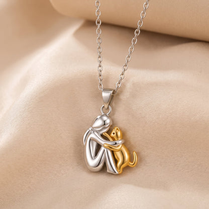 Collier avec pendentif chat enlaçant, figurine argent et or, chaîne fine à maillons.