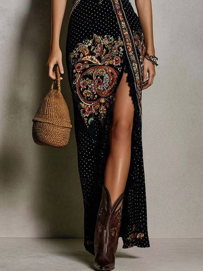 Robe longue noire imprimée, décolleté V, fente haute devant, sans manches à volants