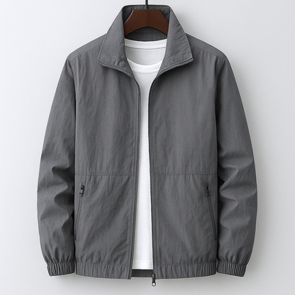 Veste légère d’été gris, fermeture zippée, col chemise, poches zippées, poignets élastiques.