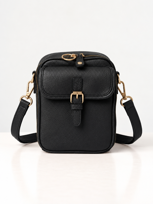 Sac bandoulière noir en cuir synthétique, rabat avec boucle dorée et sangle réglable