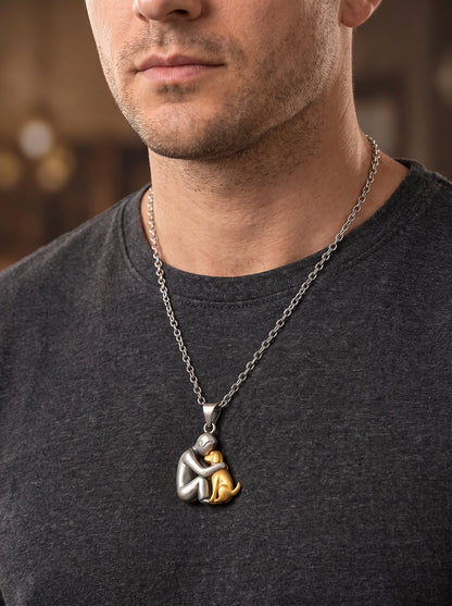 Collier argenté avec pendentif d’animal stylisé, détails dorés et noirs, chaîne longue