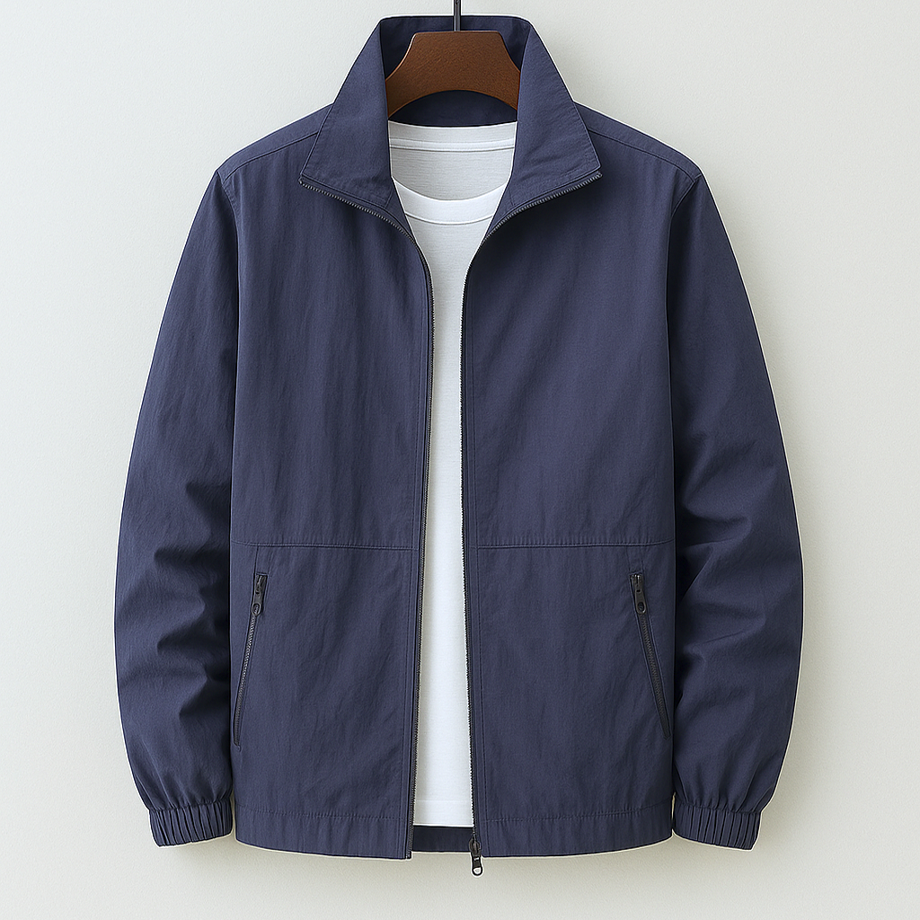Veste légère d’été bleu marine, zip central, col chemise, poignets élastiques, poches zippées.