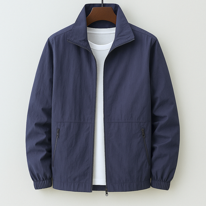 Veste légère d’été bleu marine, zip central, col chemise, poignets élastiques, poches zippées.