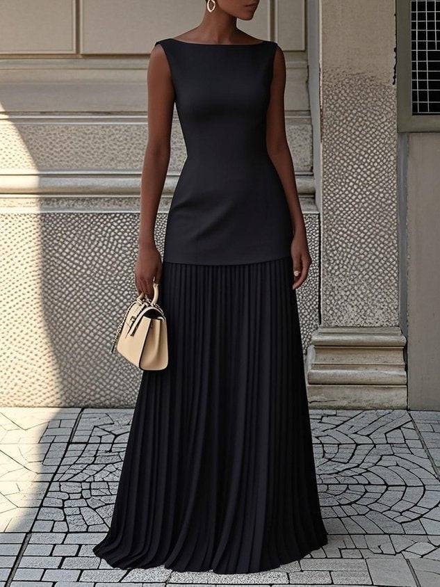 Robe longue plissée noire sans manches, ourlet plissé.