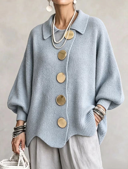 Cardigan oversize à col, bleu ciel, gros boutons métalliques ronds.