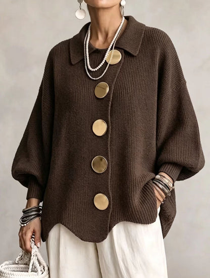 Cardigan oversize à col, marron, gros boutons métalliques ronds.