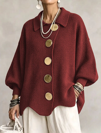 Cardigan oversize à col, rouge bordeaux, gros boutons métalliques ronds.