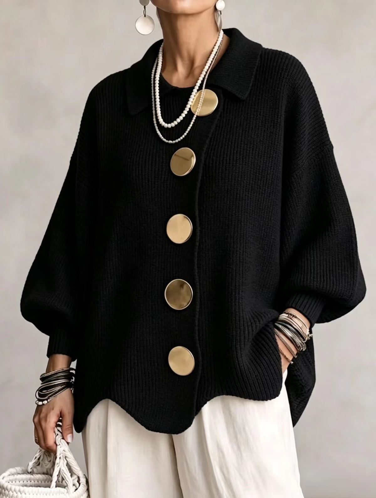 Cardigan oversize à col, noir, gros boutons métalliques ronds.