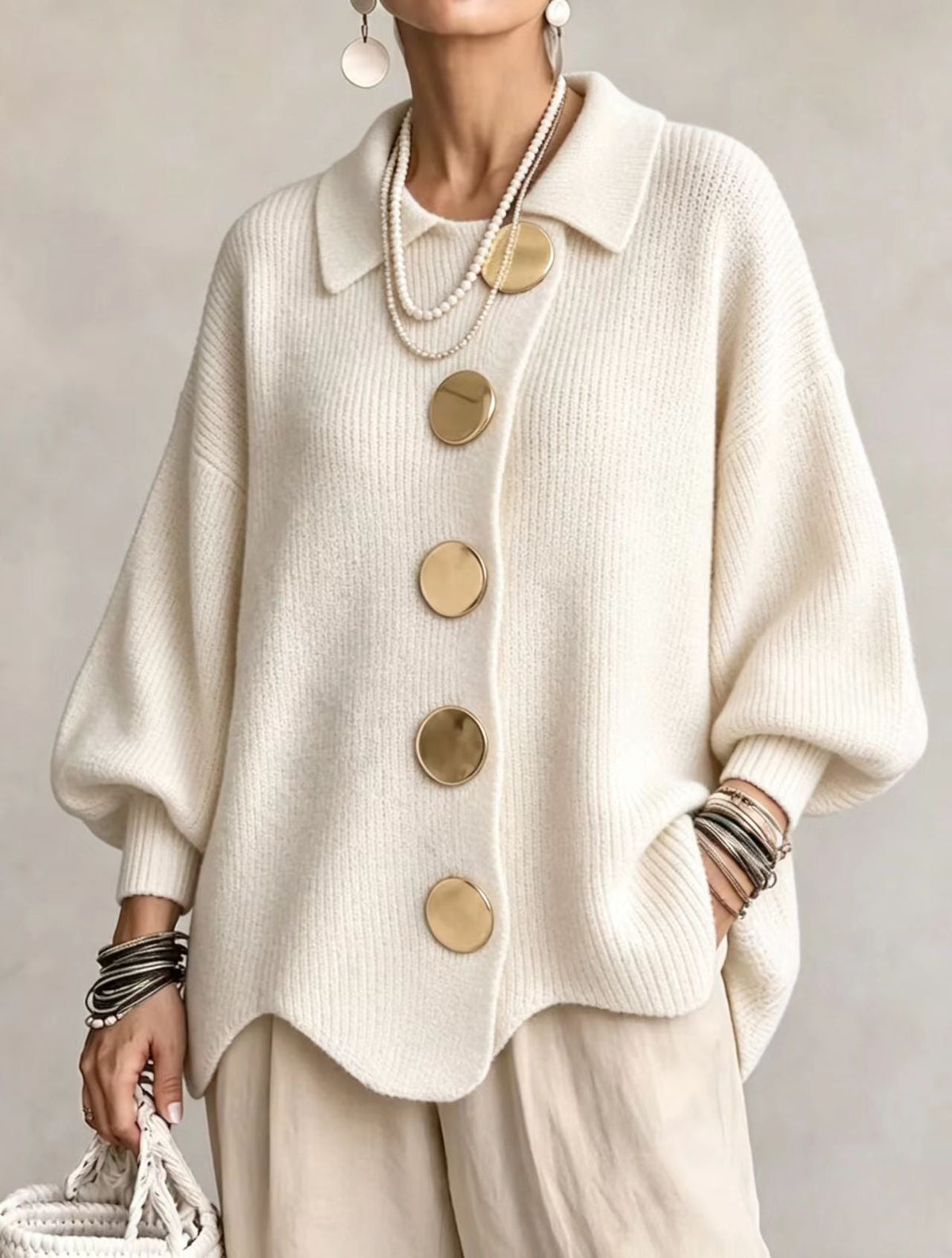 Cardigan oversize à col, blanc ivoire, gros boutons métalliques ronds.