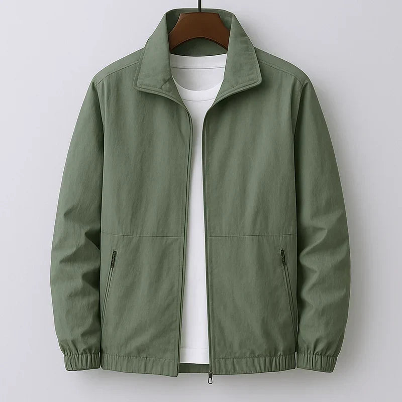 Blouson bomber léger vert, zip central, col chemise, poignets élastiques, poches zippées.