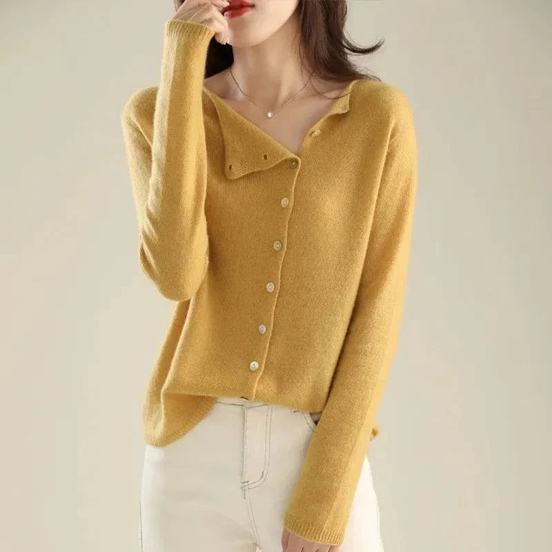 Gilet en tricot jaune moutarde à boutonnage, col en pointe et manches longues.