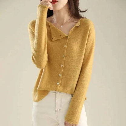 Gilet en tricot jaune moutarde à boutonnage, col en pointe et manches longues.