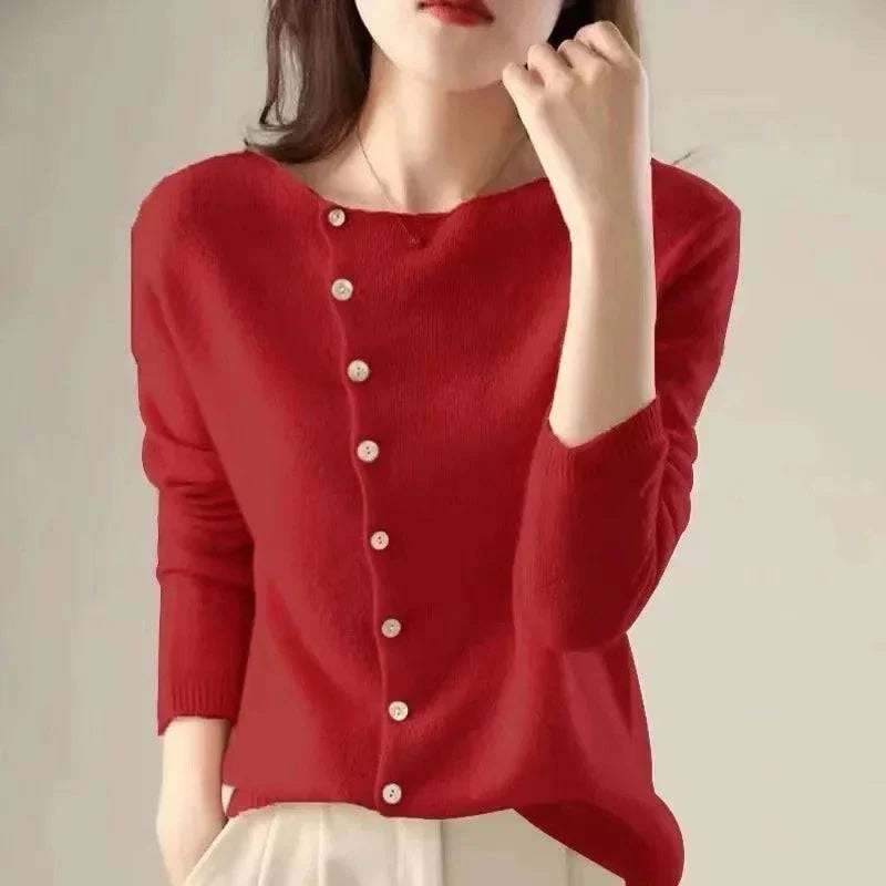 Gilet en tricot rouge à boutons, encolure carrée et manches trois-quarts.