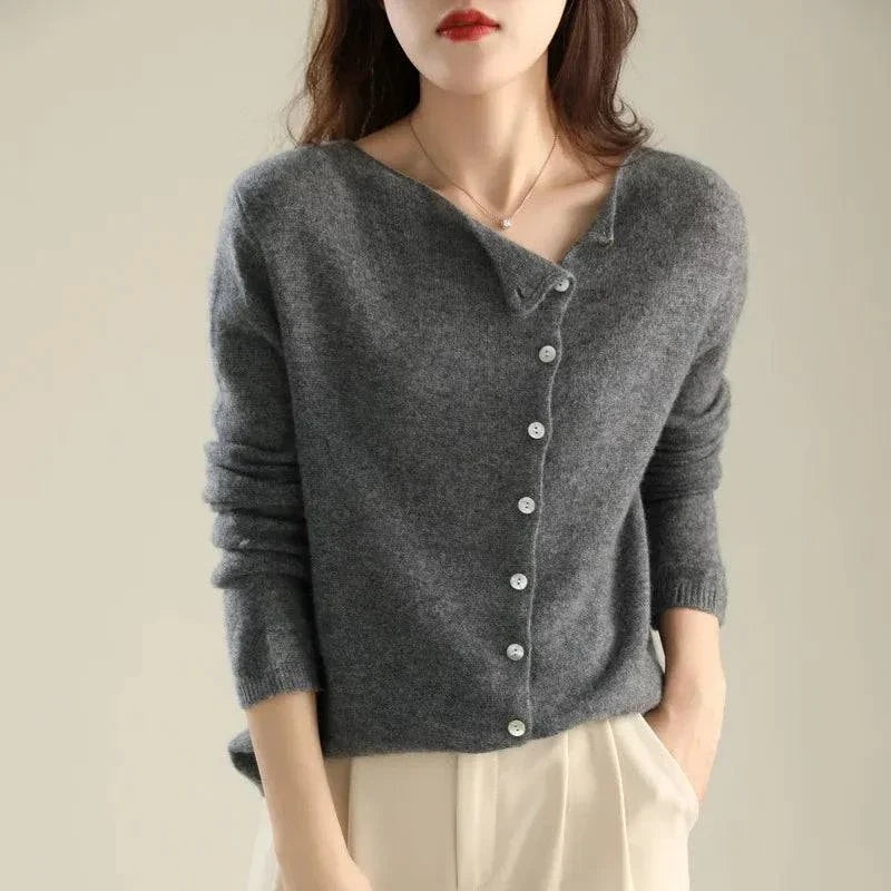 Gilet en tricot gris chiné à boutons, encolure en V et manches longues.