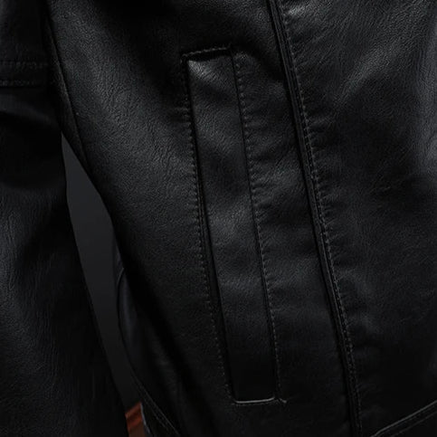 Veste en cuir noire Camden, détail de couture et empiècement vertical