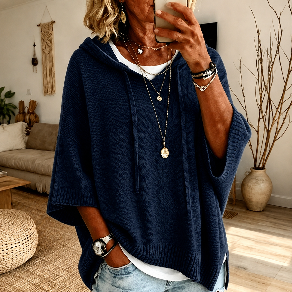 Poncho en maille bleu marine à capuche avec cordons