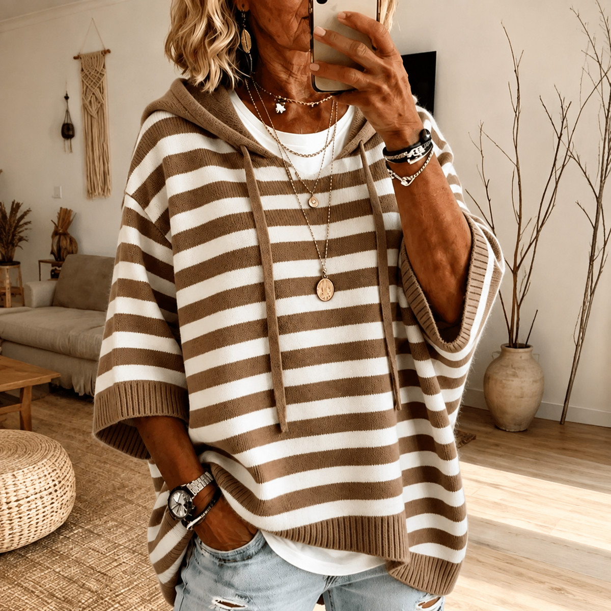 Pull poncho rayé beige et taupe, manches chauve-souris, encolure capuche
