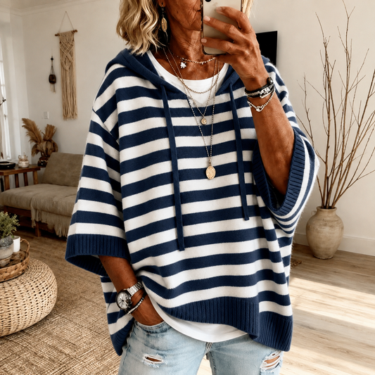 Poncho-pull à capuche tricot rayé bleu marine et blanc, coupe ample, manches larges